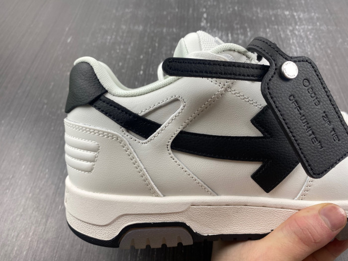 OFF-WHITE SNEAKER