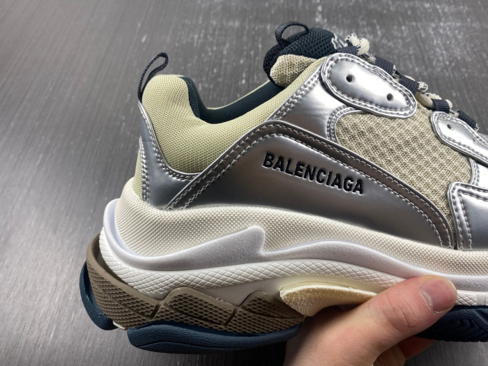 BLCG TRIPLE S SNEAKER 524039 W2FS2 8106