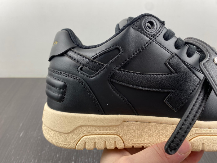 OFF-WHITE SNEAKER