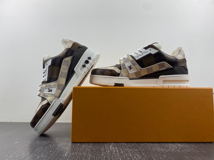 LV TRAINER SNEAKER