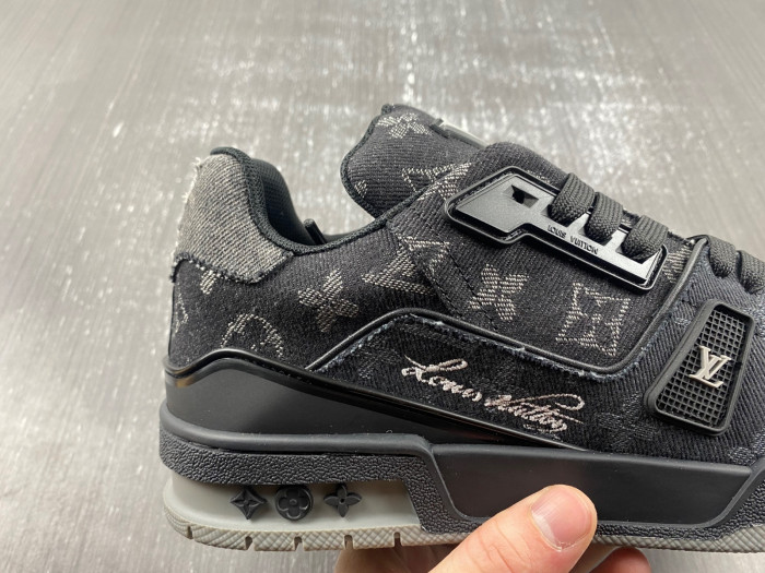 LV TRAINER SNEAKER