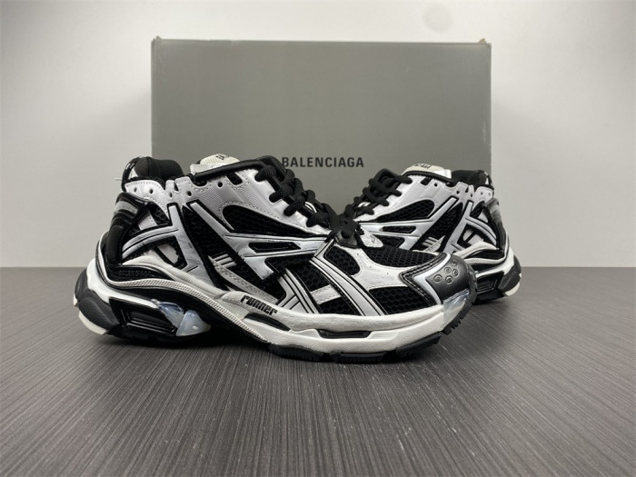 BLCG RUNNER SNEAKER 677403 W3RB2 9010