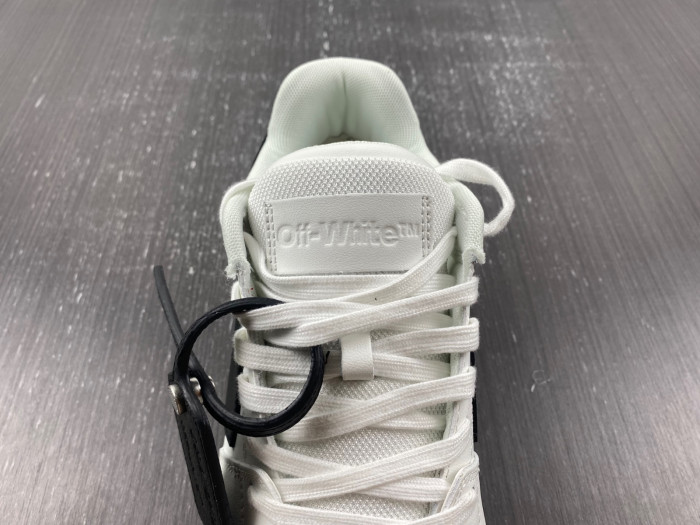 OFF-WHITE SNEAKER