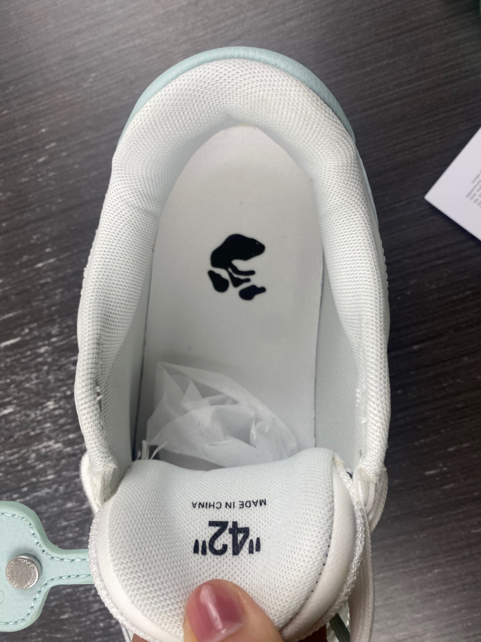 OFF-WHITE SNEAKER