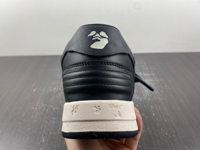 OFF-WHITE SNEAKER