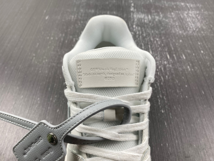 OFF-WHITE SNEAKER