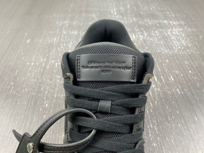 OFF-WHITE SNEAKER