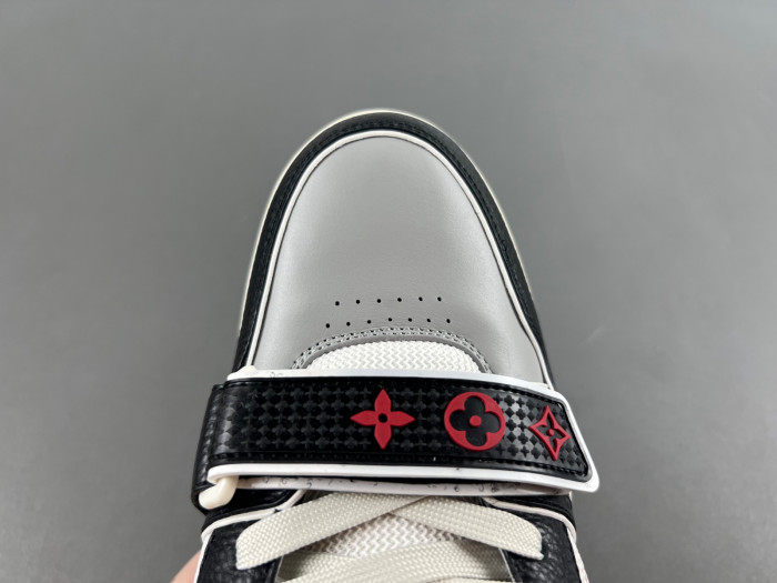 LV TRAINER SNEAKER 24083001