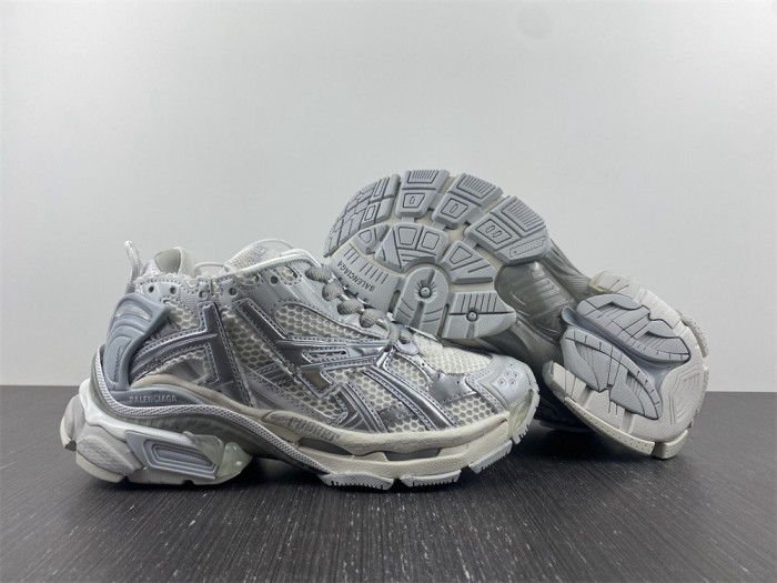 BLCG RUNNER SNEAKER 677402 W3RBL 8100