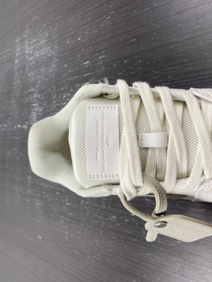 OFF-WHITE SNEAKER