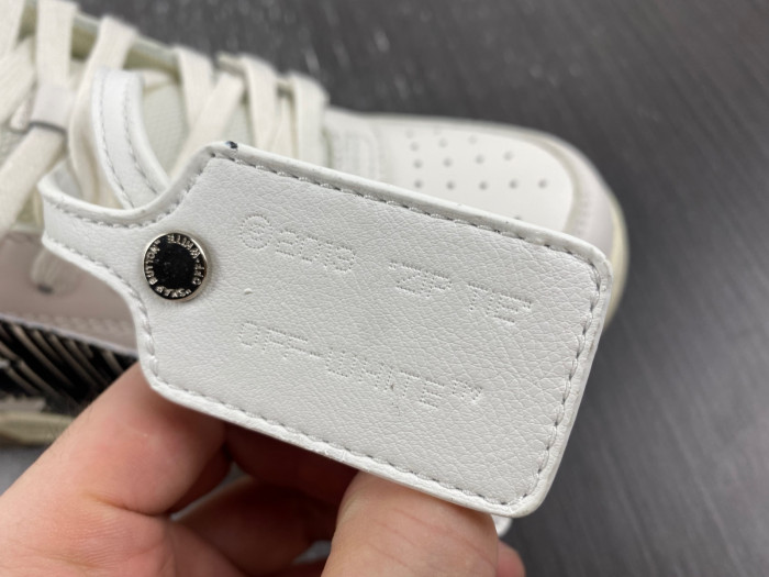 OFF-WHITE SNEAKER