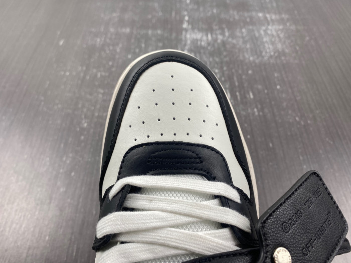 OFF-WHITE SNEAKER