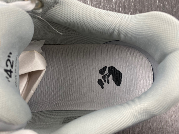 OFF-WHITE SNEAKER