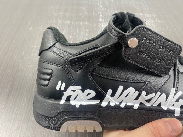 OFF-WHITE SNEAKER
