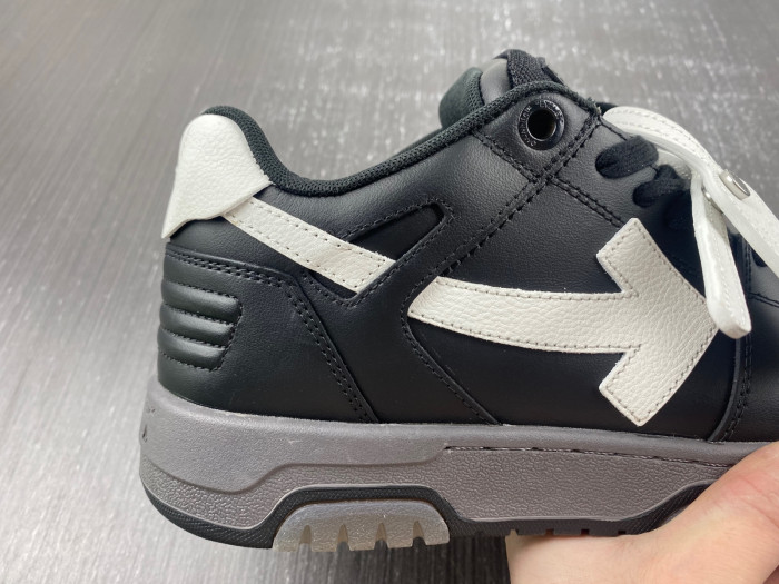 OFF-WHITE SNEAKER