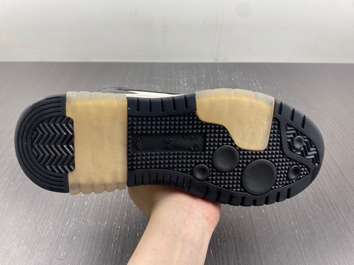OFF-WHITE SNEAKER