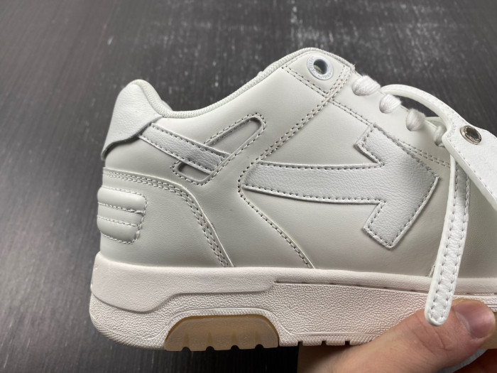 OFF-WHITE SNEAKER