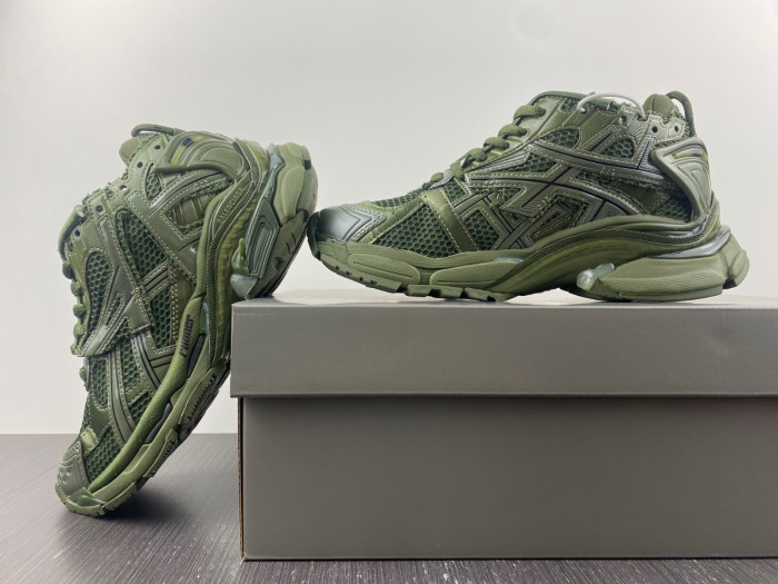 BLCG RUNNER SNEAKER 677402 W3RN3 2025