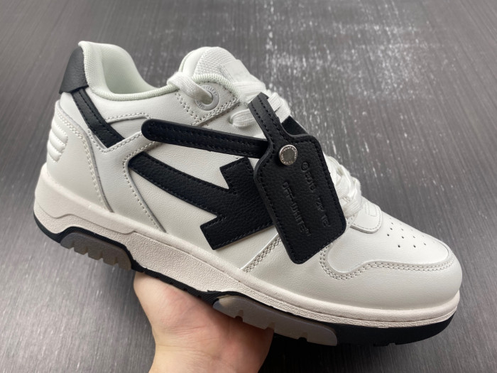 OFF-WHITE SNEAKER