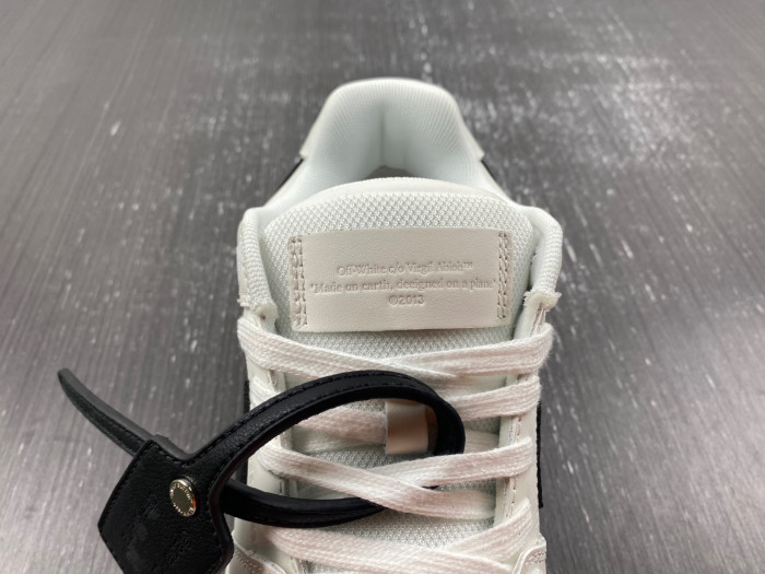 OFF-WHITE SNEAKER
