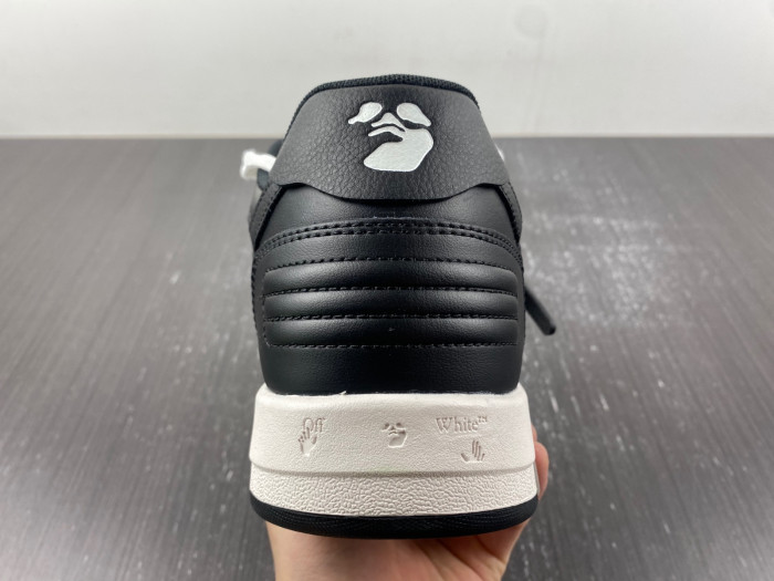 OFF-WHITE SNEAKER