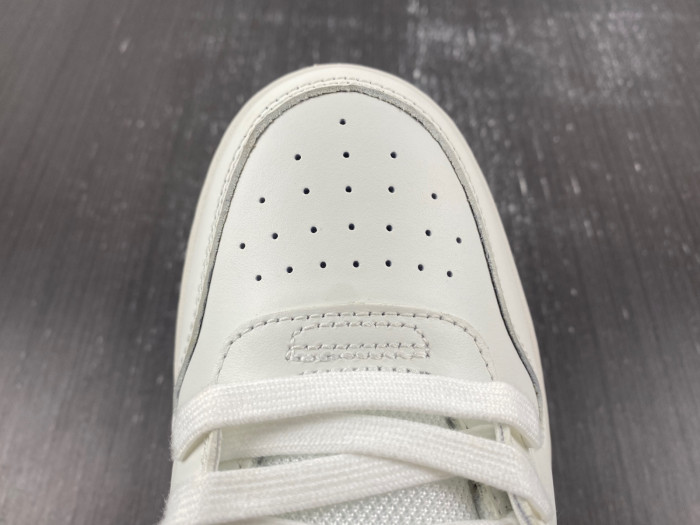 OFF-WHITE SNEAKER