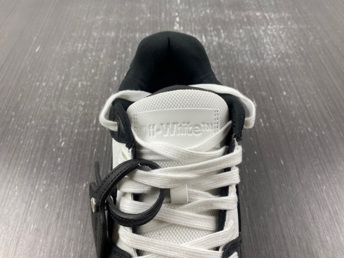OFF-WHITE SNEAKER
