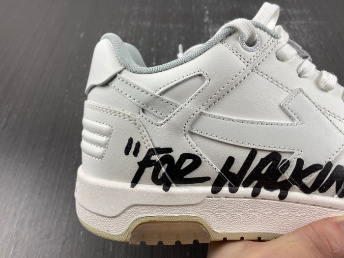 OFF-WHITE SNEAKER