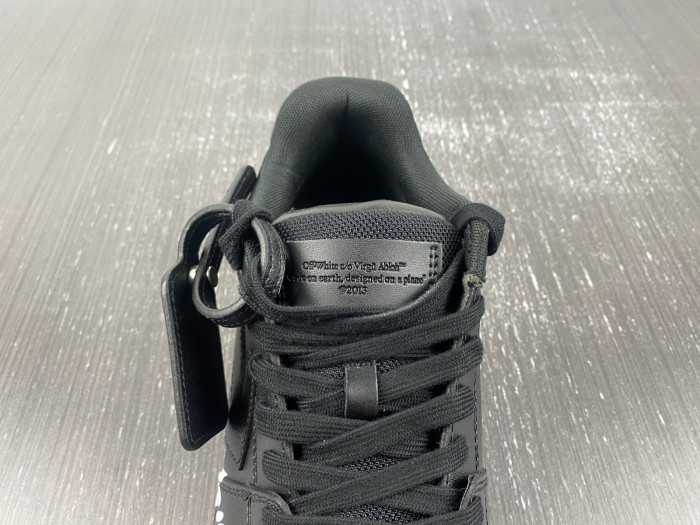 OFF-WHITE SNEAKER