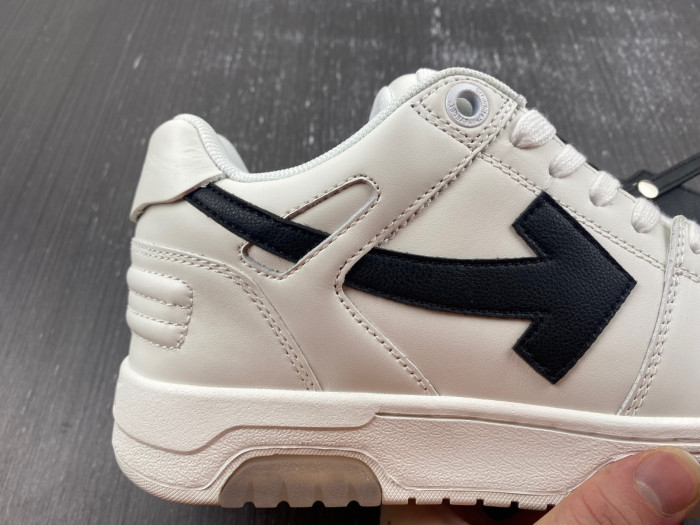 OFF-WHITE SNEAKER