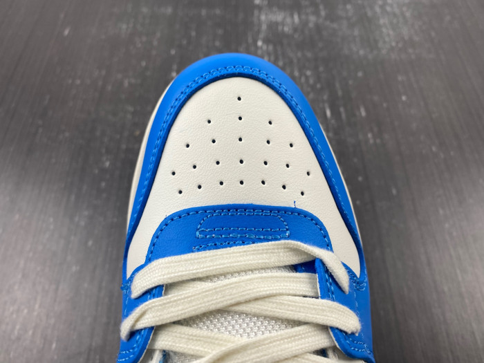 OFF-WHITE SNEAKER