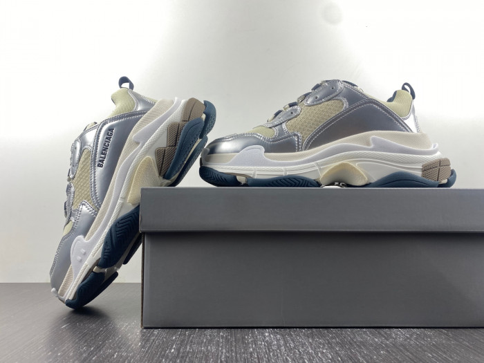 BLCG TRIPLE S SNEAKER 524039 W2FS2 8106