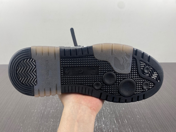 OFF-WHITE SNEAKER