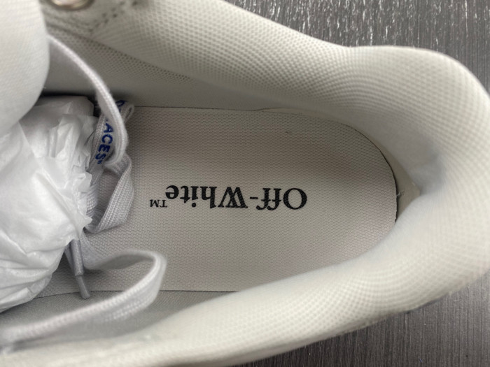OFF-WHITE SNEAKER
