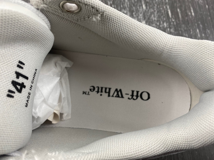 OFF-WHITE SNEAKER