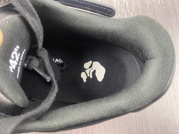 OFF-WHITE SNEAKER