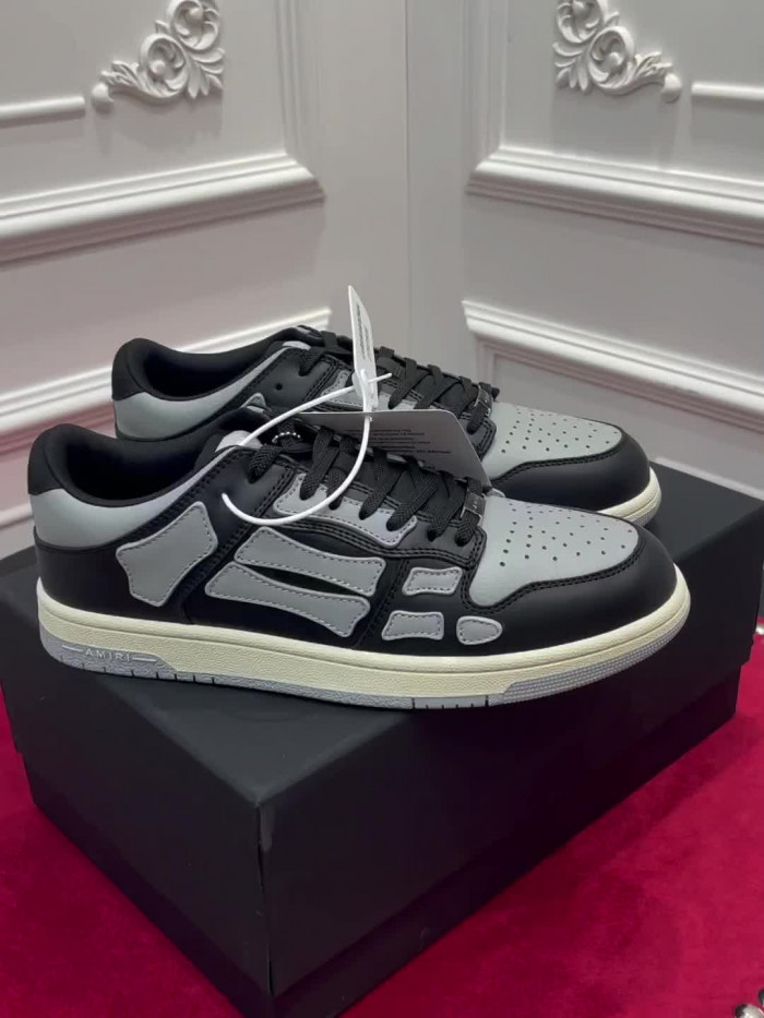 AR1M1 Low-Top Sneaker