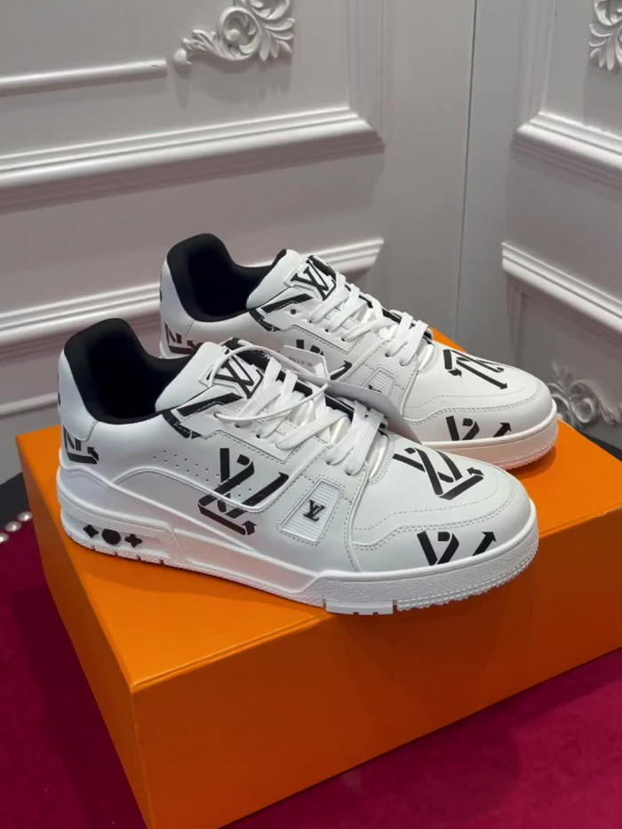 LV TRAINER SNEAKER