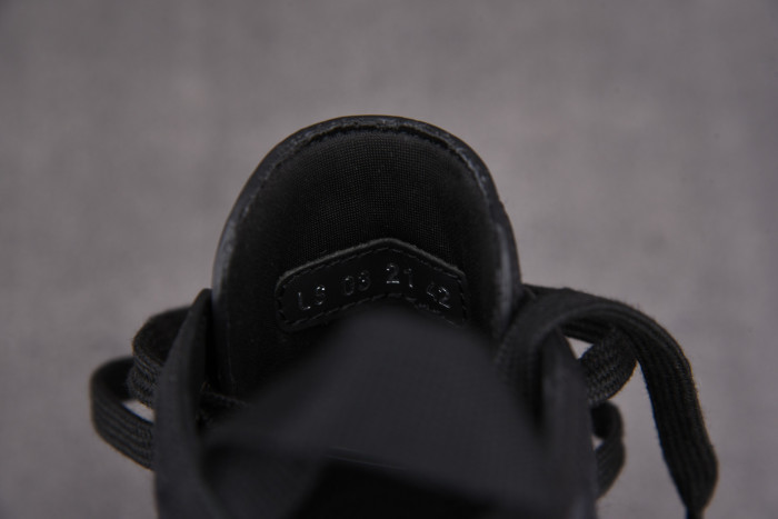 DR B28 Sneakers