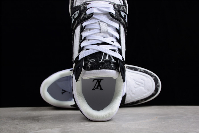 LV TRAINER SNEAKER LOW