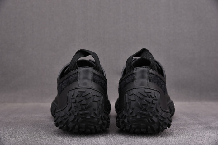 DR B28 Sneakers
