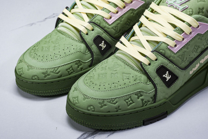 LV TRAINER SNEAKER 24051005