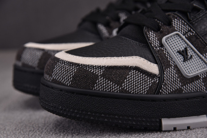 LV TRAINER SNEAKER 24062702