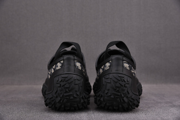 DR B28 Sneakers