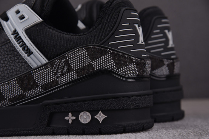 LV TRAINER SNEAKER 24062702
