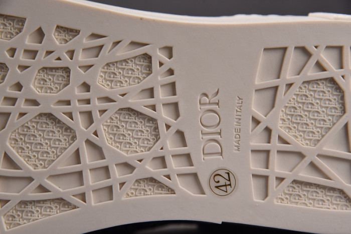 DR B33 SNEAKER
