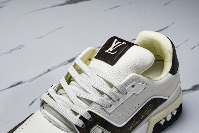 LV TRAINER SNEAKER 24051006