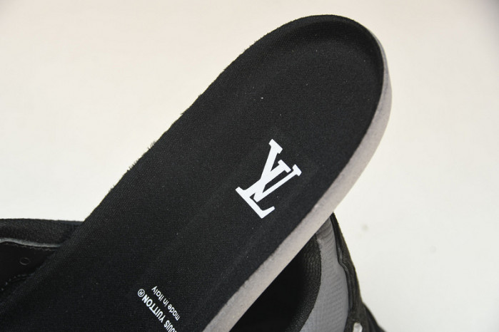 LV RUNNER TATIC SNEAKER 1A9UNT