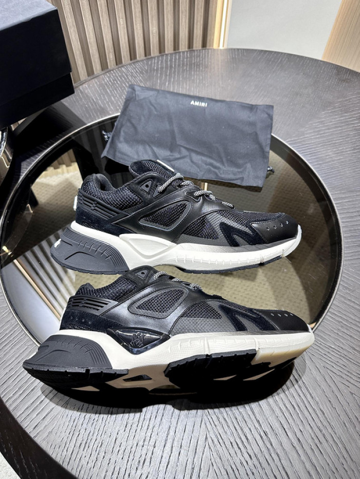 AR1M1 Low-Top Sneaker
