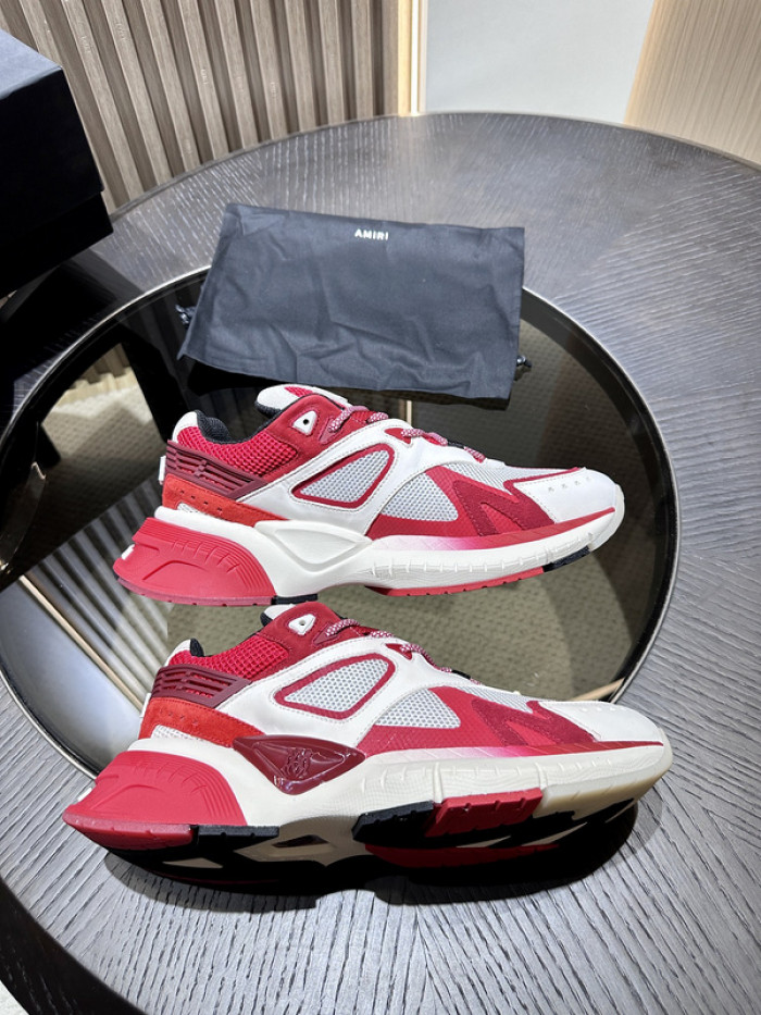 AR1M1 Low-Top Sneaker